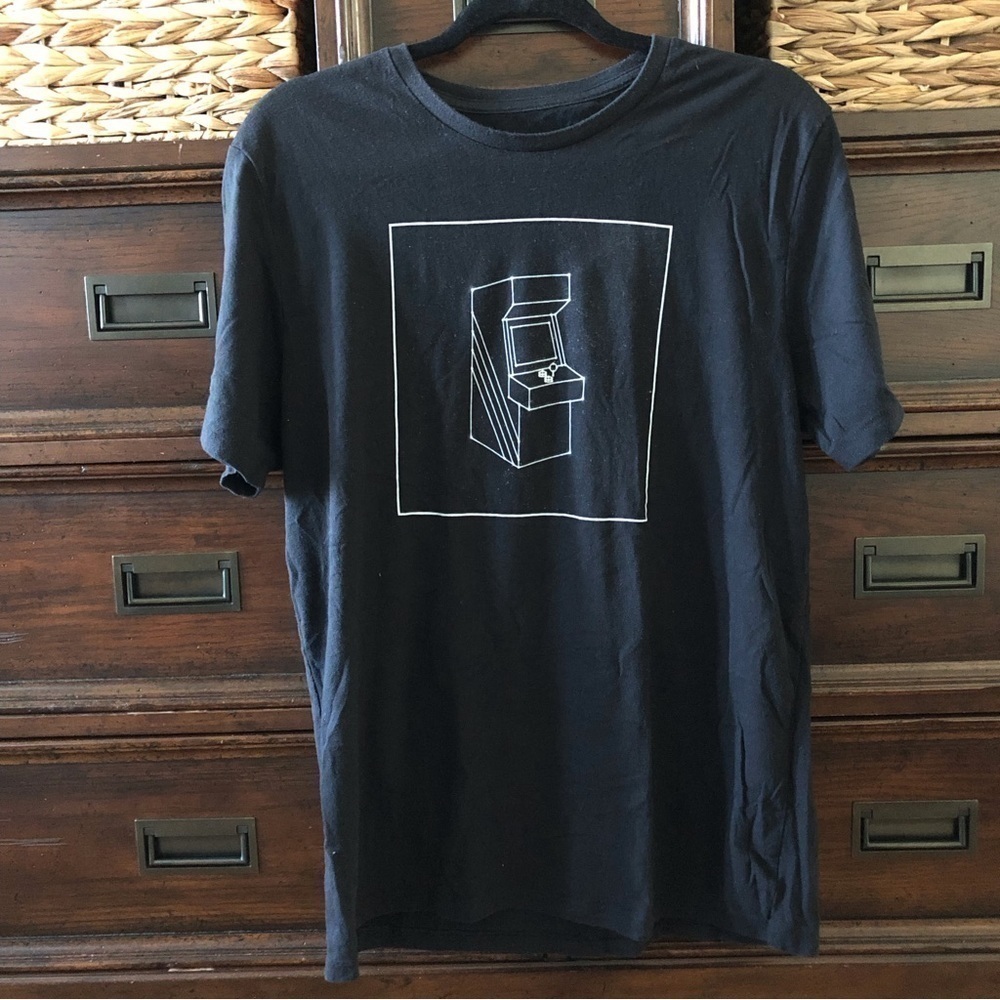 Old Navy black short sleeve graphic tee in size L